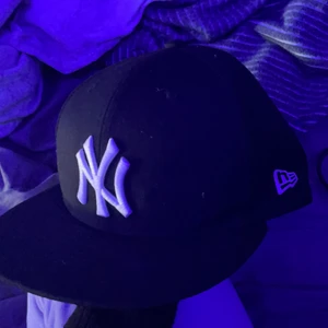 New era keps  - Knappt använd, storlek 8 vilket e 64 cm, säljer för den e för stor för mig, en ny kostar 450 kr 