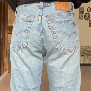 Levis 501 jeans strl w31 l34 - Säljer dessa snygga jeans i 501 modell! As snygg low rise!! Strl31/34. Först till kvarn 