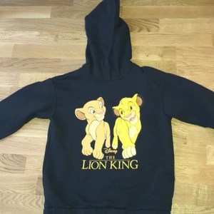 Disney tröja storlek 12-14 (159-164) - En Dusney tröja med lejon som har använts bara 2 gånger. Den är för 12-14 år och kostar 300kr