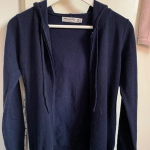 Hoodie i kashmir - Ziphoodie i äkta kashmire! Väldigt lik den från softgoat, ändå som skiljer är att det är ett annat märke🥰 Slutsåld på hemsidan. Kostar egentligen 1190 kr men köpt på rea❤️