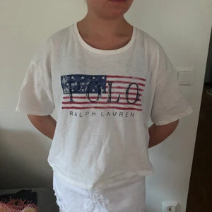 T-shirt  - Jag säljer en t-shirt från Ralph Lauren. Den är i befintligt skick. Hör av den om du är intresserad 💞😊