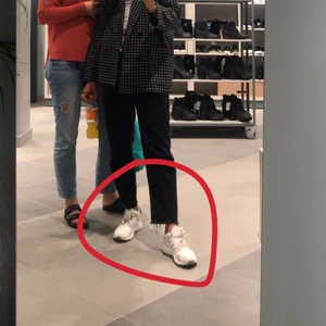 Adidas sneakers - Säljer dessa snygga sneakers från Adidas! Rätt använda men fortfarande hyfsat skick🤌🏼🤌🏼 