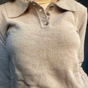 Stickad tröja med knappar - Jättesöt lite croppad brun/beige tröja. (Ska lägga upp en liknande i grå också 🤩) Köpt här på Plick för 150 men lite liten på mig (är ganska bredaxlad) jättesöt till kjol och skulle nog passa någon som brukar ha ca S i tröjor. Jag brukar oftast ha M 💓🤩⚡️