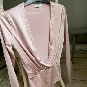 Body/festtopp rosa NLYONE xs - Ljusrosa festbody från Nelly.com i storlek XS 