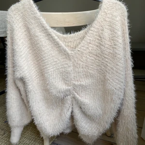 Ljusrosa gammelrosa fluffig stickad tröja, BIKBOK  - Mysig fin stickad tröja från BIKBOK. Storlek S. Låga axlar, kan användas som offshoulder. 