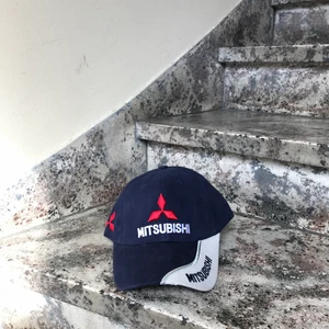 Mitsubishi keps - En jättesnygg Mitsubishi keps som är justerbar och det finns endast 1x. 🤎