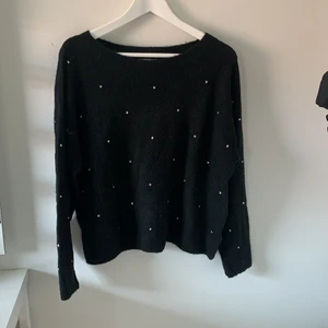 Stickad tröja från HM  - Fin stickad tröja från HM med små stenar på, alla stenar är kvar. Knappt använd, storlek M 