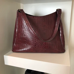 Väska Mango - Helt oanvänd väska från mango, jättefint ormskinnsmönster i vinröd färg!