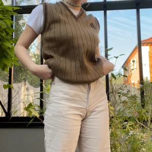 Adidas väst - En brun adidas väst som jag aldrig andvänt. Köpt på Beyond Retro i Malmö. Kostar 200 exklusive fraktkostnad. Kan diskutera pris om fler är interesserade :)