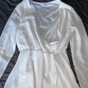 NLY trend vit klänning - Super söt och luftig sommarklänning i storlek 38