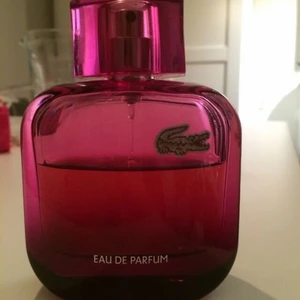 Lacoste parfym - Lacoste parfym , använd ett par gånger men som ni ser finns det mycket kvar. 