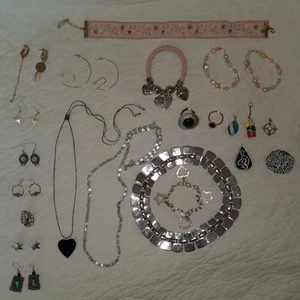 Smycken - Jättefina smycken säljes! 40 kr st, 2 för 70kr och 3 för 100kr 💗