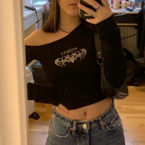 Jätte fin topp ❤️ - As fin och one of a kind topp. Y2k vibes. Aldrig använd, endast testad. Står ”Acidity” på toppen. Jag har xs i toppar. Buda ❤️ (det är spegeln som är smutsig)