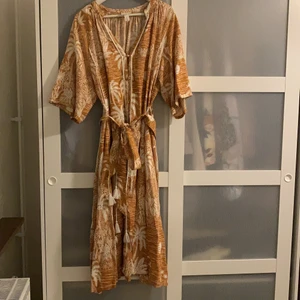 Lång klänning med skärp  - Lång klänning/kaftan med skärp från h&m. Använda bara en gång. Kan hämtas i hagsätra 