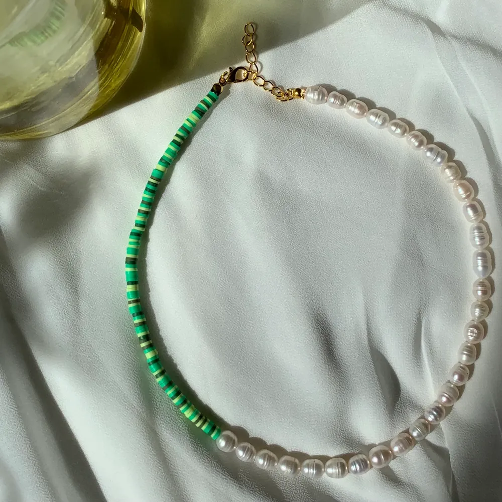 Säljer mycket smycken på Instagram: @aliceruthjewelry 🥰🥰 Gör halsbanden på egen hand för 249kr och frakten är endast 12kr! Det är justerbart och passar därför flera olika längder! Kontakta för frågor❤️. Accessoarer.