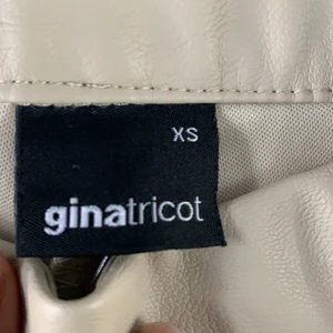 Gina tricot skin byxor strl xs  - Beigas skin byxor