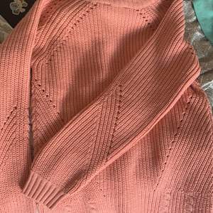 Stickad tröja i laxrosa i storlek 36. Färgen gör sig inte sanningsenlig utan är mer rosa i verkligheten. Köparen står för frakten🌸