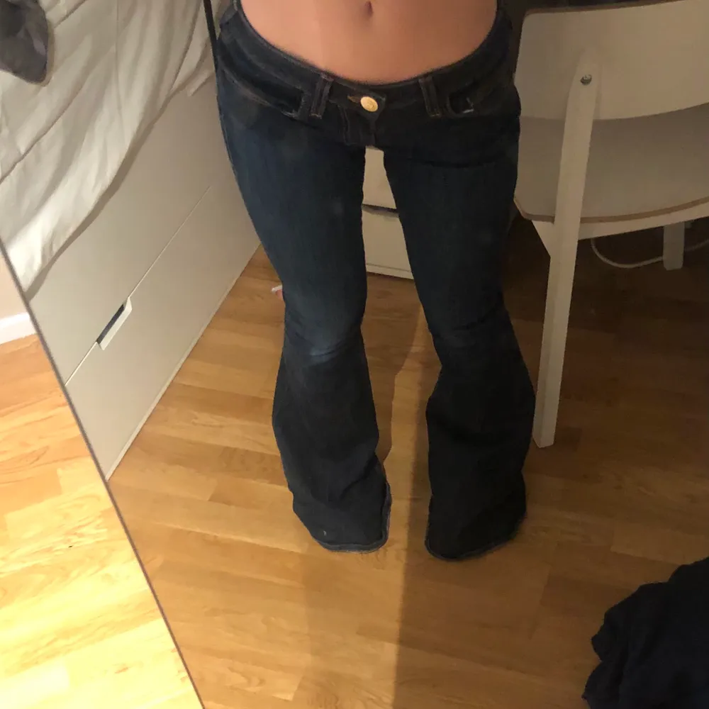 Lågmidjade utsvängda true religion jeans som knappt är använda! Super stretchiga så tror de passar många storlekar💞 pris kan diskuteras. Jeans & Byxor.