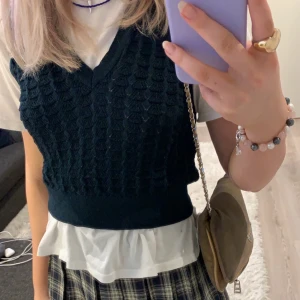 Zara väst - Säljer den snygga gröna västen på bilden, passar till allt. Strl M och använd ca 2 gånger 🤗 högsta bud:220kr