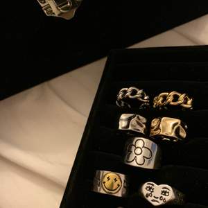 Säljer nu dessa fina ringar för 129kr/ styck! (FRI FRAKT)                        Alla ringar är justerbara och i äkta sterling silver🤍.                            Beställ här eller via min instagram @ahlin.accesories i DM!   Blomringen, smile ring slutsåld