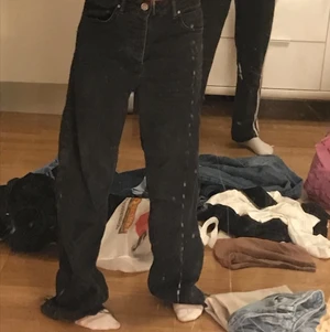 Svarta jeans  - Skit snygga jeans men tyvär alldrig använt :( 