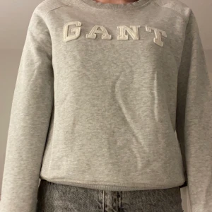 Gant tröja - Säljer min snygga gant tröja i storlek S som är i mycket fint skick. Säljer på grund av att den inte används tillräckligt mycket. Kontakta mig gärna om du har några funderingar kring plagget eller vill ha fler bilder.