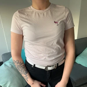 T-shirt i storlek S - Säljer en T-shirt från BikBok i storlek S. Den är aldrig använd och i bra skick. 