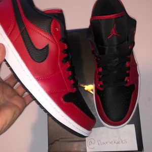 Jordan 1 Low Bred - Jordan 1 Low Reverse Bred🥊  DSWT (helt nya) Storlek 41 Pris: 1299kr All OG  DM för att köpa DM ifall ni har frågor📮