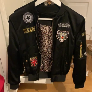 Tunn jacka med detaljer - Tunn jacka med coola detaljer och leopard-mönster på insidan. Knappt använd!!