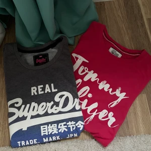 SuperDry och Tommy Hilfiger t-shirt - SuperDry och Tommy Hilfiger t-shirt i storlek XS. Jag säljer T-shirts eftersom de är små för mig. Kan köpa båda för 100kr 😊💞✨ Kolla på min profil  💞✨😊 