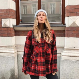 Zara jacka  - Asfin jacka från zara. Använd sparsamt så i bra skick. Storlek XS men oversized, så sitter snyggt på ngn med S eller M också❤️ pris kan diskuteras