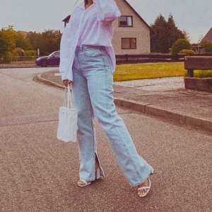 Weekday jeans med slits  - Första bilden lånad. Säljer ett par Jeans i modellen Rowe från weekday. Har använt dom 3 gånger. Själv är jag 170 och dom är perfekt långa för min smak. Frakten ingår inte.