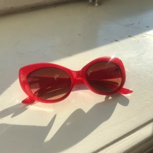 Röda solglasögon  - Röda kattiga solglasögon😻