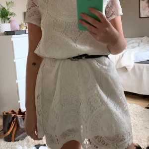 Vit klänning - Använd 1 gång så som ny, köparen står för frakten <3