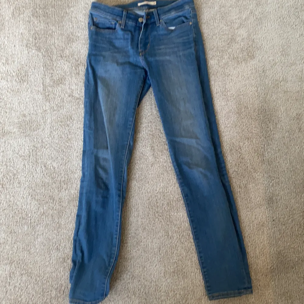 Levisjeans i storlek 27, modell 711 skinny. Jeans & Byxor.