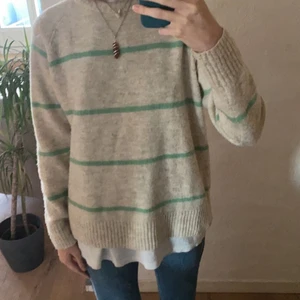 Stickad tröja  - En ursöt och super mjuk stickad tröja med gröna ränder. Sjukt bekväm och trendig tröja som passa till en kallare vår dag eller en svalare sommarkväll! 