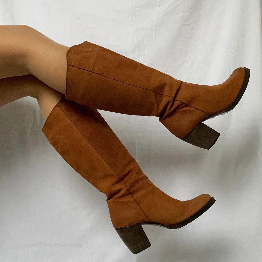 đ GORGEOUS KNEE HIGH HONEY BROWN LEATHER BOOTS WITH WOODEN HEEL âą SIZE - EU 38 âą BRAND - Sixtyseven âą MATERIAL - Leather y2k 90s 80s 70s 60s spring summer sunny autumn winter grey brown white black crop top tshirt strap shirt blouse jumper polo cape coat bolero orange yellow jacket sparkly party evening green grey silver gold velvet knit vest sweater v neck skirt bottoms pants jeans shorts shows acne studios eytys shoes boots heels mules autumn moon boots moonboots knee high boots skor klackar stövlar cowboy boots camel brun krĂ€m trĂ€. Skor.