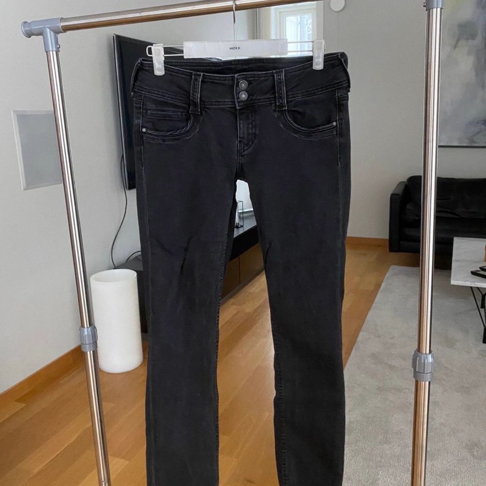 Mörk gråa, raka, Pepe jeans jeans med låg midja Nypris: 1500kr Storlek: Midja 30, Längd 34 Väldigt bra skick, knappt använda!. Jeans & Byxor.