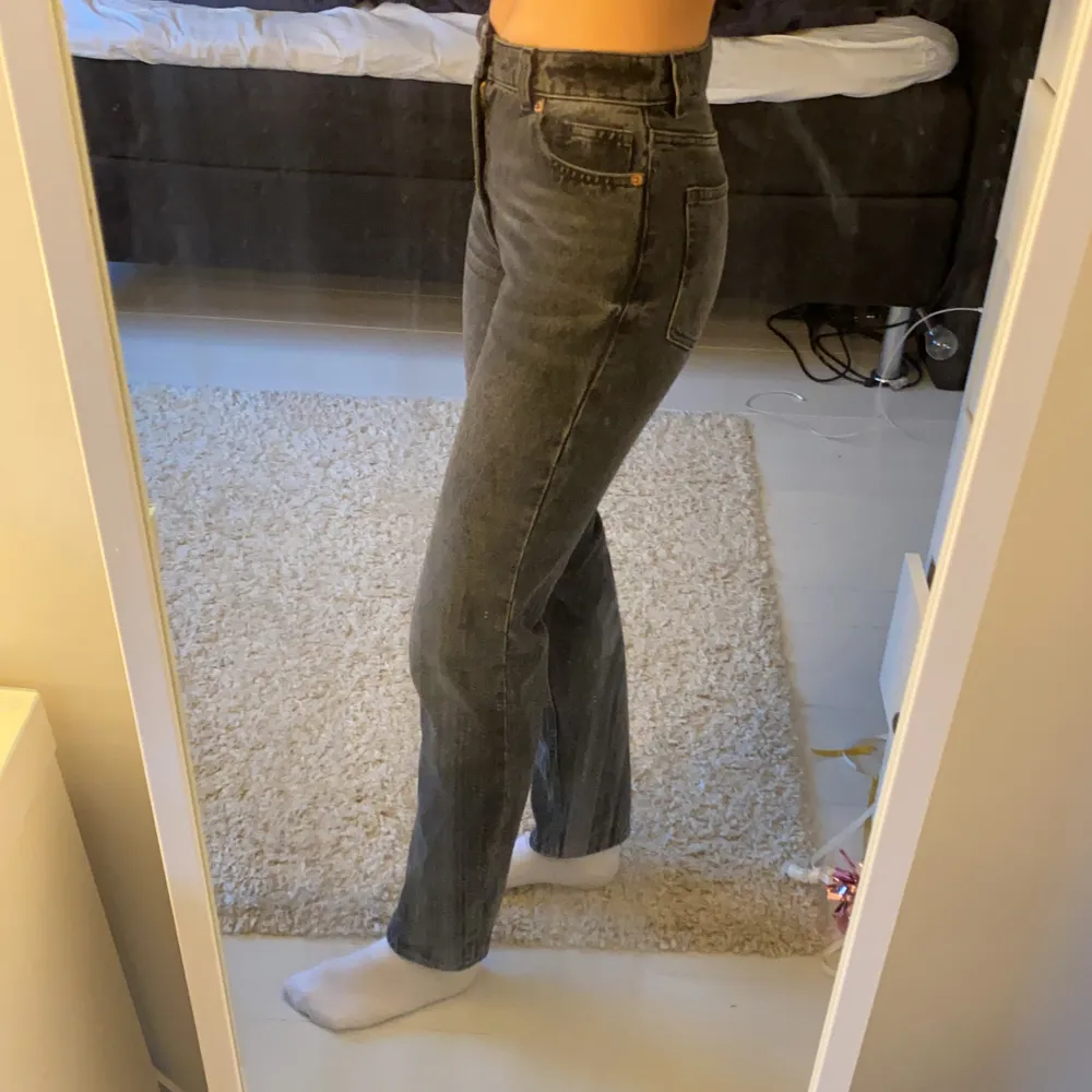 Säljer mina svin snygga MONKI Jeans i modellen Taiki pga för små. Raka i modellen men sitter åt upptill. Storlek 24. Köpta för 400kr och i mycket bra skick! Köpare betalar frakt.. Jeans & Byxor.