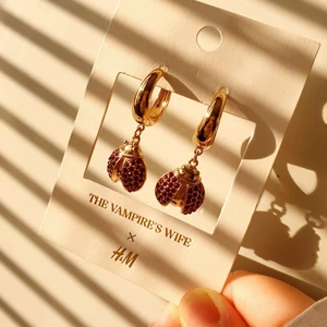 Örhängen H&M limited edition - 💛Limited Edition💛Ett par helt nya oanvända örhängen från H&M. Spontan köp, passade ej min stil. Jättefina, samarbete med The Vampire's Wife😍 Guldfärgade nyckepigor med vinröda/mörkrosa kristaller. FÖRST TILL KVARN💕 Vill bli av ASAP.✨ Säljer:130 +frakt. (Kan diskuteras...♥️)