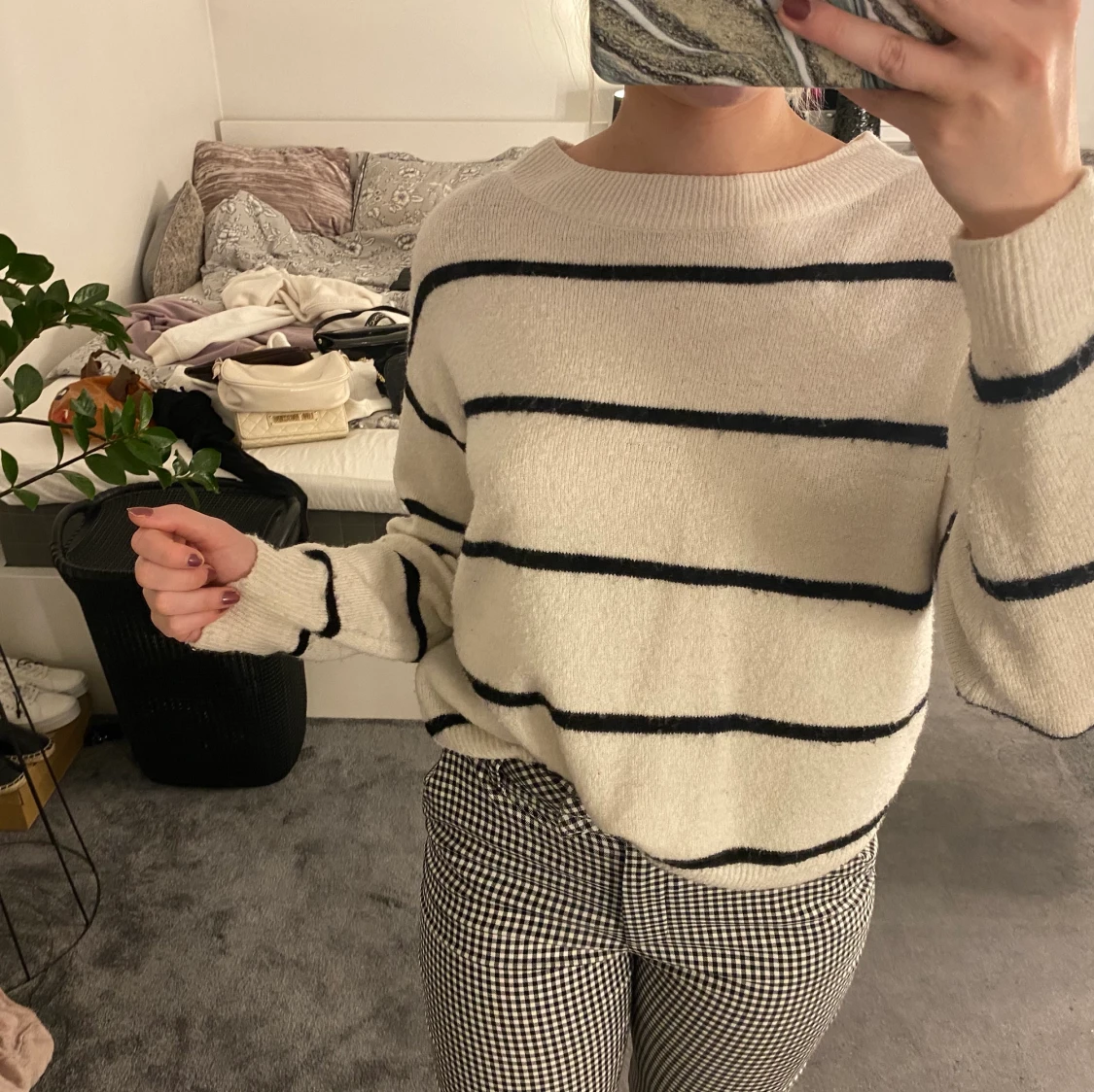 Vit stickad tröja med svarta ränder - 90