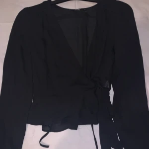 Svart blus - Fräsch stilig blus, storlek S, bra skick, finns i halmstad men går att fraktas
