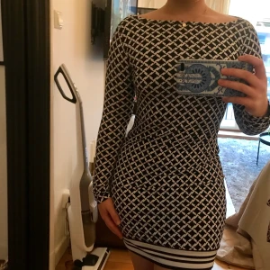 Michael kors klänning - Storlek xs men mycket stretch så skulle vilja säga att xs till m kan bära den utan problem, använd ett tillfälle. Sitter som en smäck! Finns på Södermalm eller fraktas (köpare står för frakt)💖