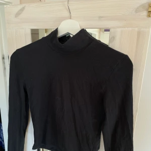 Polo tröja  - En svart snygg polotröja. Endast använd 1 gång så mycket bra skick! Kan mötas upp i centrala Stockholm annars står köparen för frakt☺️