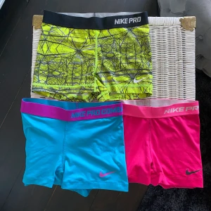 nike-shorts - superfina träningsshorts från nike köpta här på plick i somras, äldre modell så finns inte att köpa längre💗 60 kr/styck + frakt 42 kr tillkommer,, BLÅ OCH ROSA= SÅLDA, BUD GULA= 90 kr (avslutas imorgon måndag kl 18) Köp direkt för 120 kr! 