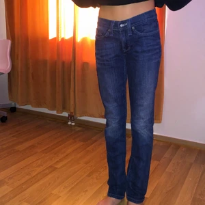 Lågmidjade jeans från lee  - Ett par lågmidjade jeans från Lee.