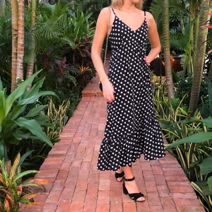 Klänning i nyskick💘 - Superfin prickig klänning med fina detaljer - endast använd en gång!