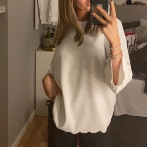 Blus H&m - En super fin blus ifråm h&m som inte blivit använd på senaste, super fin verkligen men passar inte riktigt den stil jag har just nu!!❤️❤️  köparen står för frakten