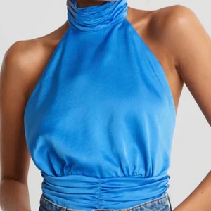 Blå satin topp - Säljer min fina blåa satin topp från Gina för att det är inte min stil och behöver pengar.                                                     Den är helt slutsåld💕  Pågrund av att budgivarna inte svarar så  FÅR DEN FÖRSTA SOM SKRIVER, DEN FÖR 200kr!! 