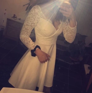 Kläning - Oanvänd, sitter jätte fint går t typ knäna och jag är 170cm lång, xs men tycker den lite stor för vara xs 